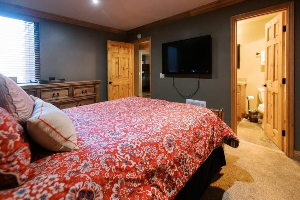 BEST Location . Walk To Canyon Lodge . Views . Pool/Spa Apartment in Mammoth Lakes