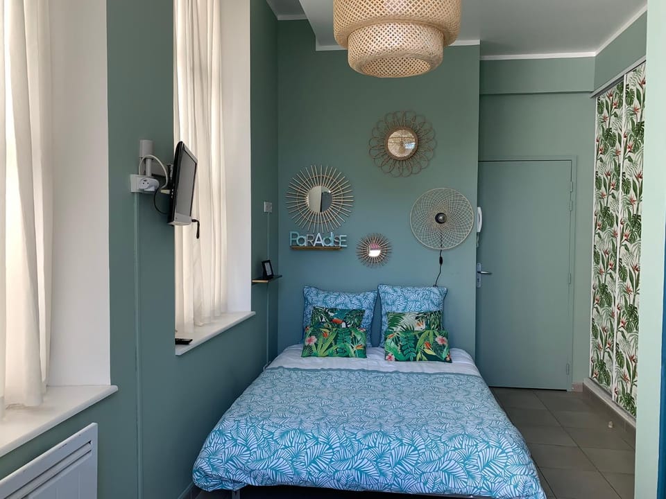 Bed, Photo of the whole room, Decorative detail, Bedroom