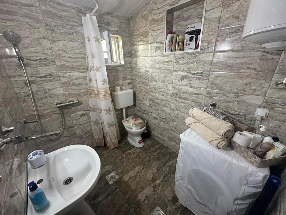 Shower, Toilet, Bathroom, towels