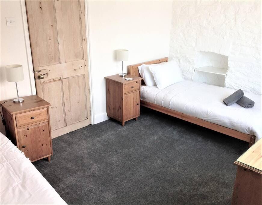 Peaceful, central Dartmouth location. Sleeps 6 House in Dartmouth