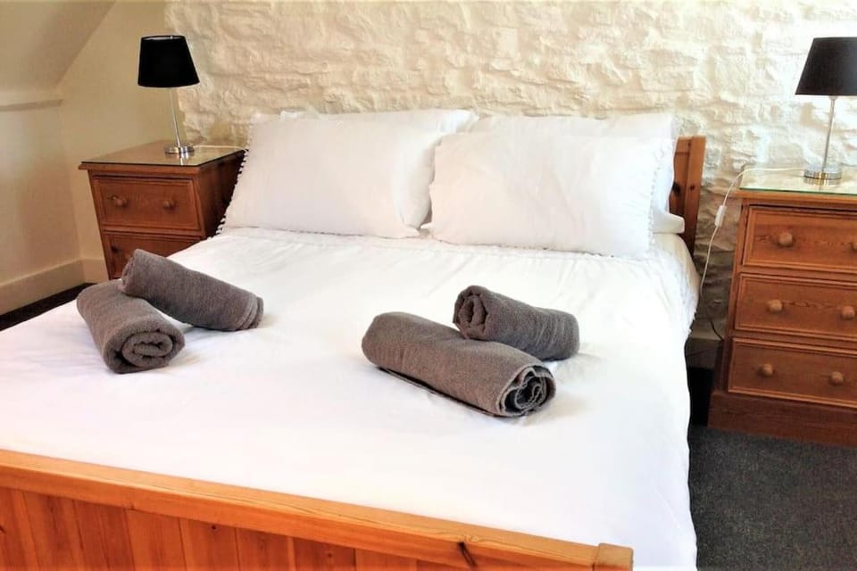 Peaceful, central Dartmouth location. Sleeps 6 House in Dartmouth