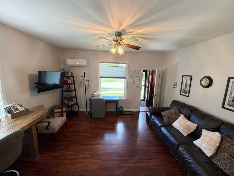 Communal lounge/ TV room, TV and multimedia, Living room, Seating area, Evening entertainment