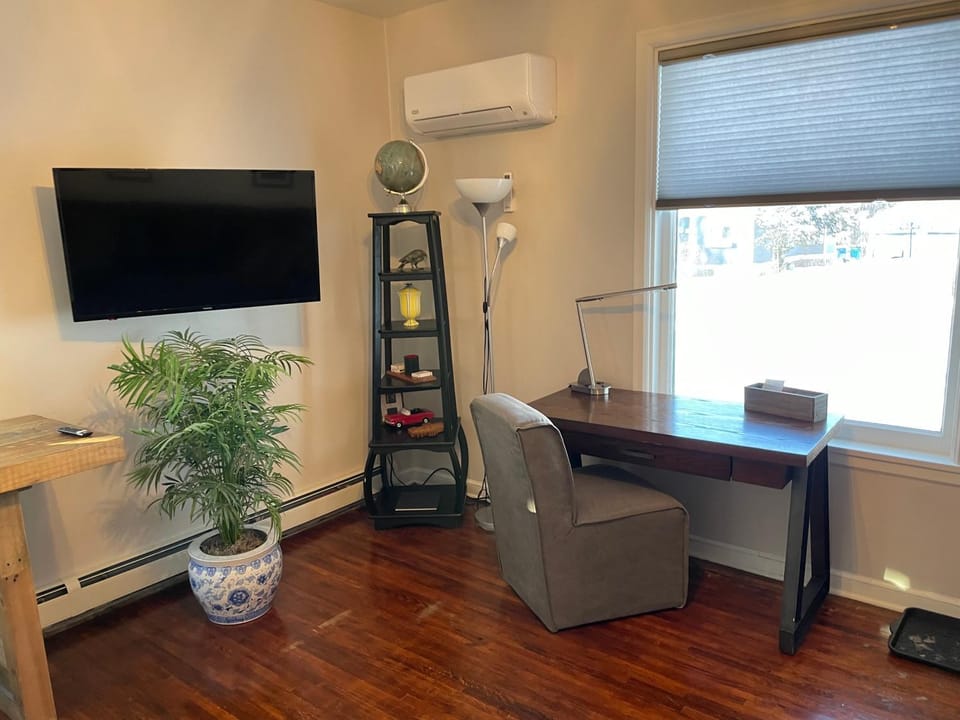 TV and multimedia, Living room, Business facilities, Seating area, air conditioner