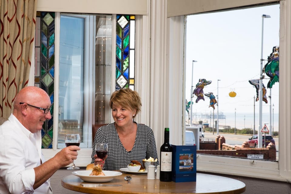 Restaurant/places to eat, Food, Guests, Sea view, Dinner, Drinks