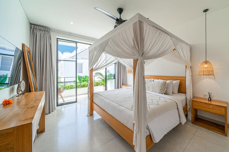 Puri Senang - Modern Pool Villa, 6 Mins to Berawa Beach & Finns Villa in North Kuta