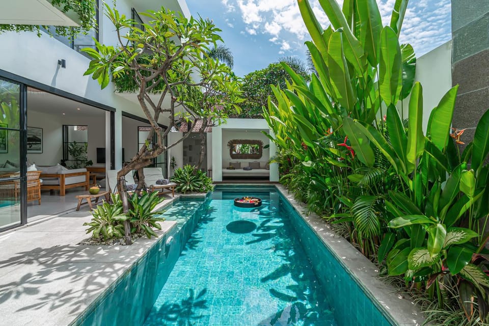 Puri Senang - Modern Pool Villa, 6 Mins to Berawa Beach & Finns Villa in North Kuta