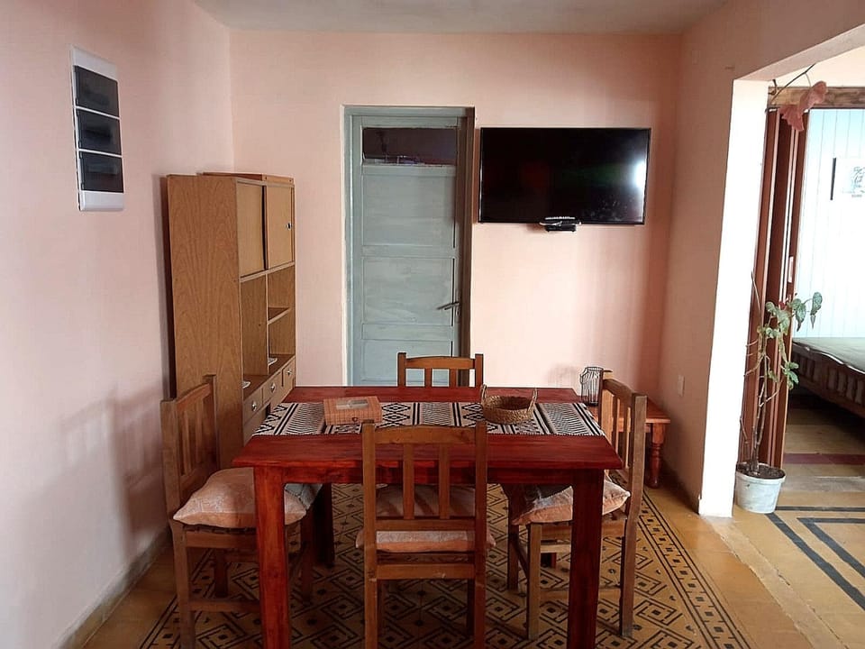 TV and multimedia, Living room, Seating area, Dining area
