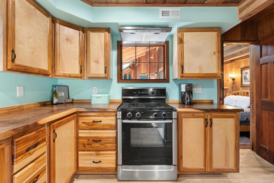 Coffee/tea facilities, Kitchen or kitchenette, oven, stove