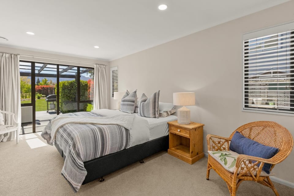 Bed, Bedroom, Garden view