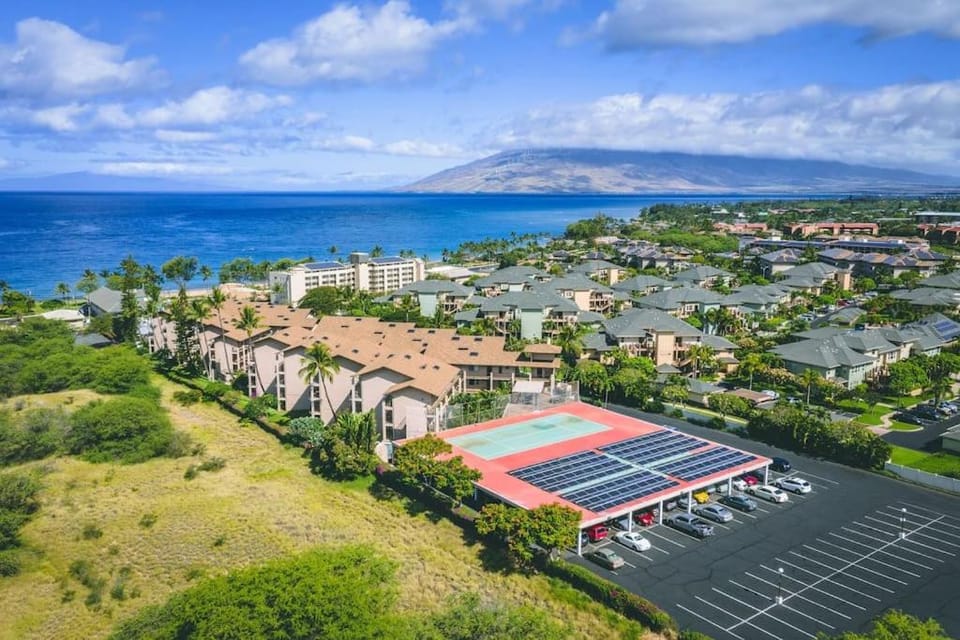 Kihei Alii Kai A404- Top Floor, remodeled, oceanview & steps from beach Apartment in Kihei