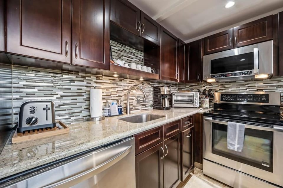 Kihei Alii Kai A404- Top Floor, remodeled, oceanview & steps from beach Apartment in Kihei