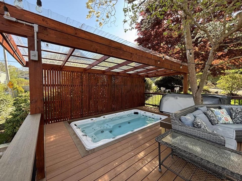 Big New England Family Home; walk to beach, shops House in Rockport