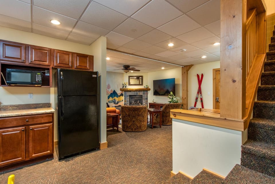 Coffee/tea facilities, Kitchen or kitchenette, Living room, Dining area, flat iron