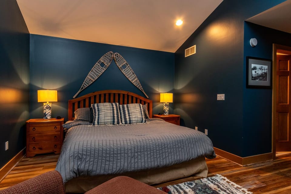 Bed, TV and multimedia, Bedroom