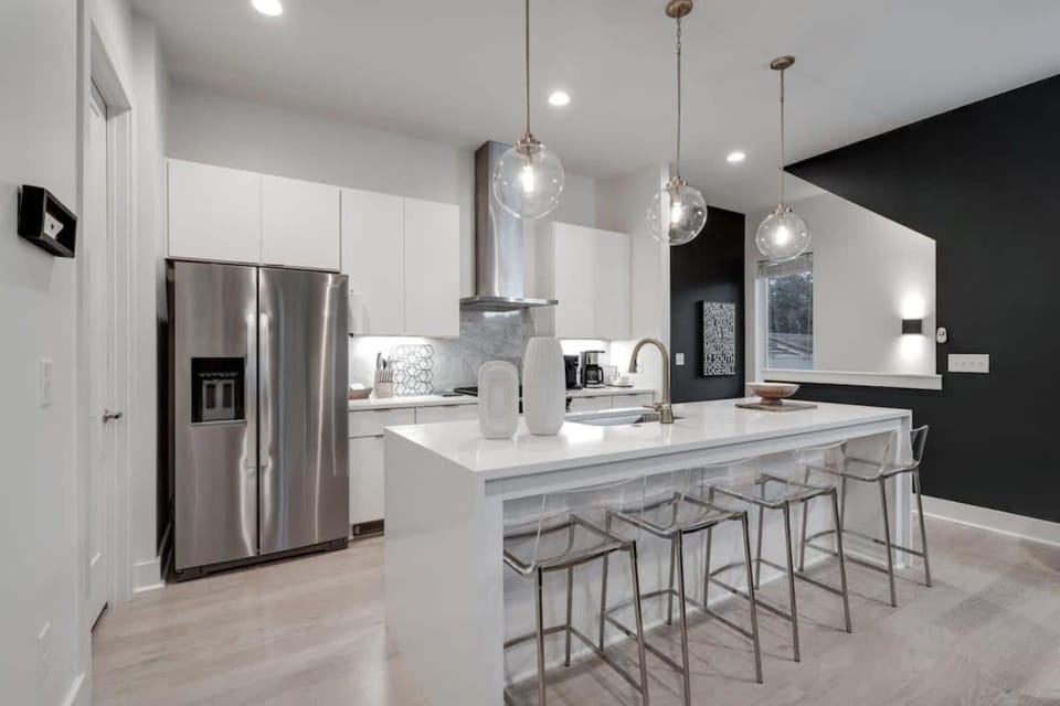 Luxury Townhouse with Rooftop Deck Less than 10 mins to Downtown House in Nashville