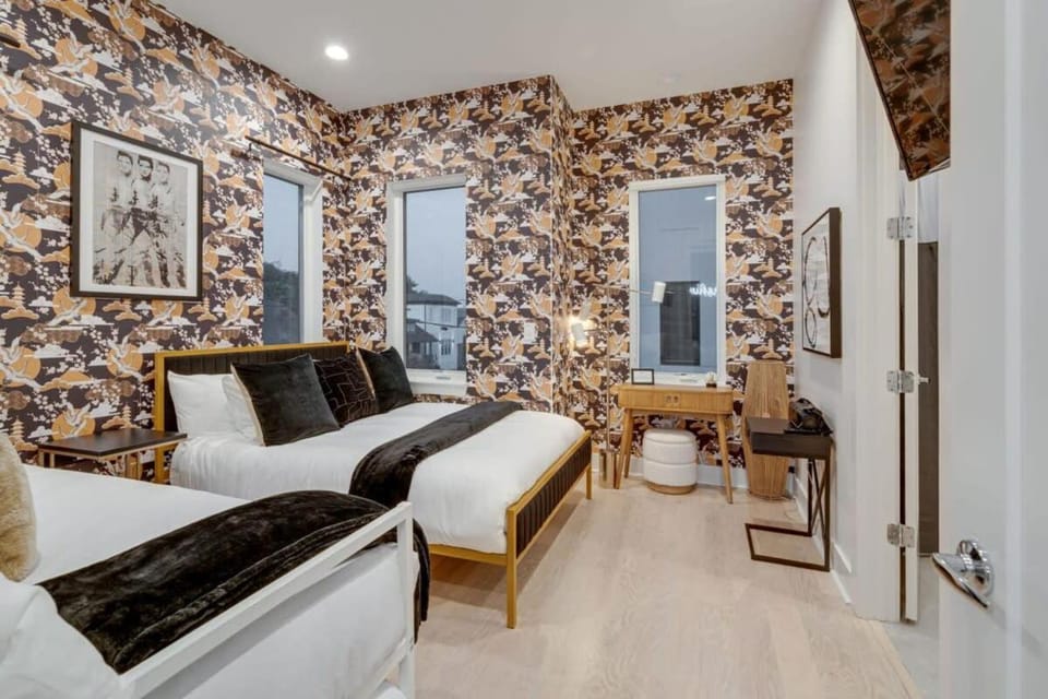 Luxury Townhouse with Rooftop Deck Less than 10 mins to Downtown House in Nashville