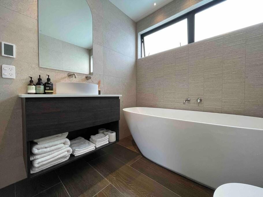Luxury 3 Bedroom Home With Double Garage House in Christchurch