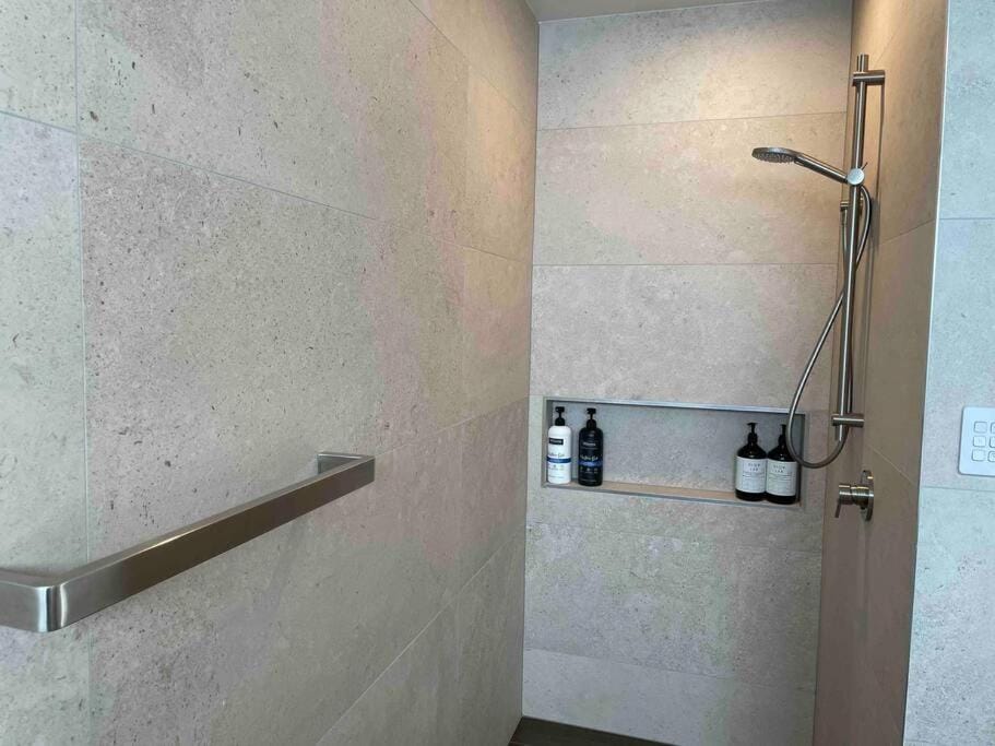 Luxury 3 Bedroom Home With Double Garage House in Christchurch