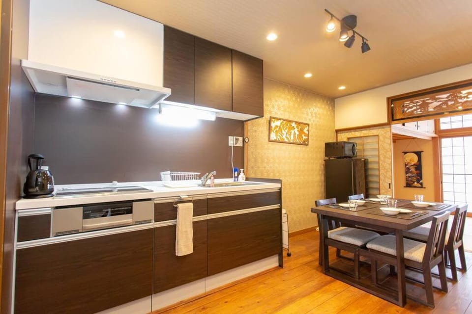 Kitchen or kitchenette, Dining area, stove