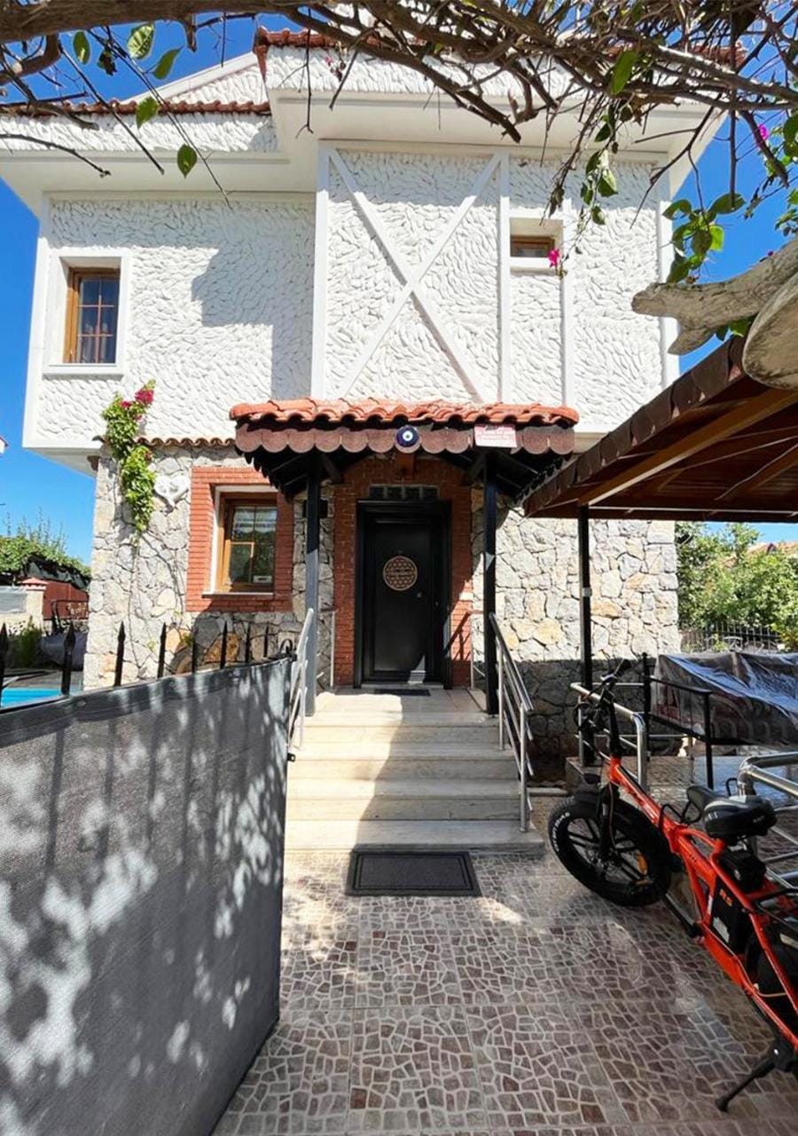 Property building, Facade/entrance, Garden