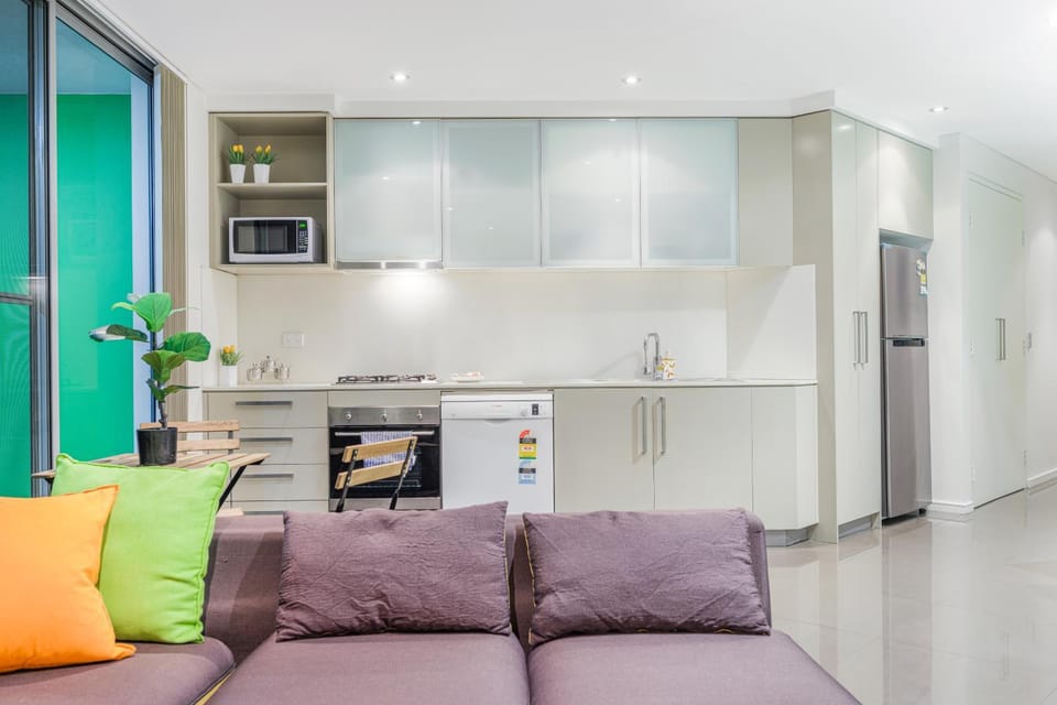 Kitchen or kitchenette, minibar