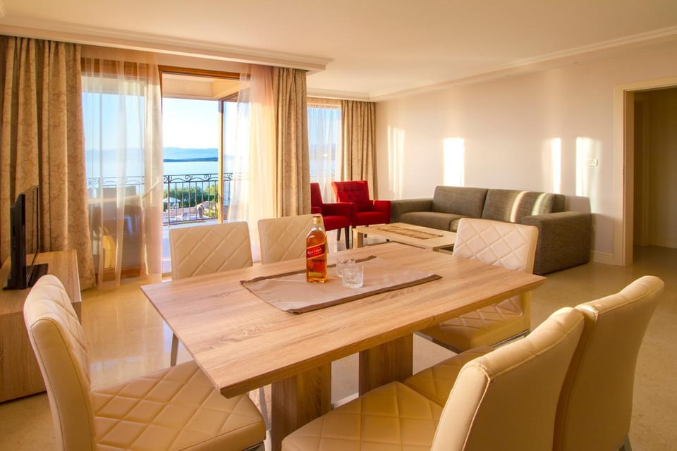 Kitchen or kitchenette, Living room, Dining area