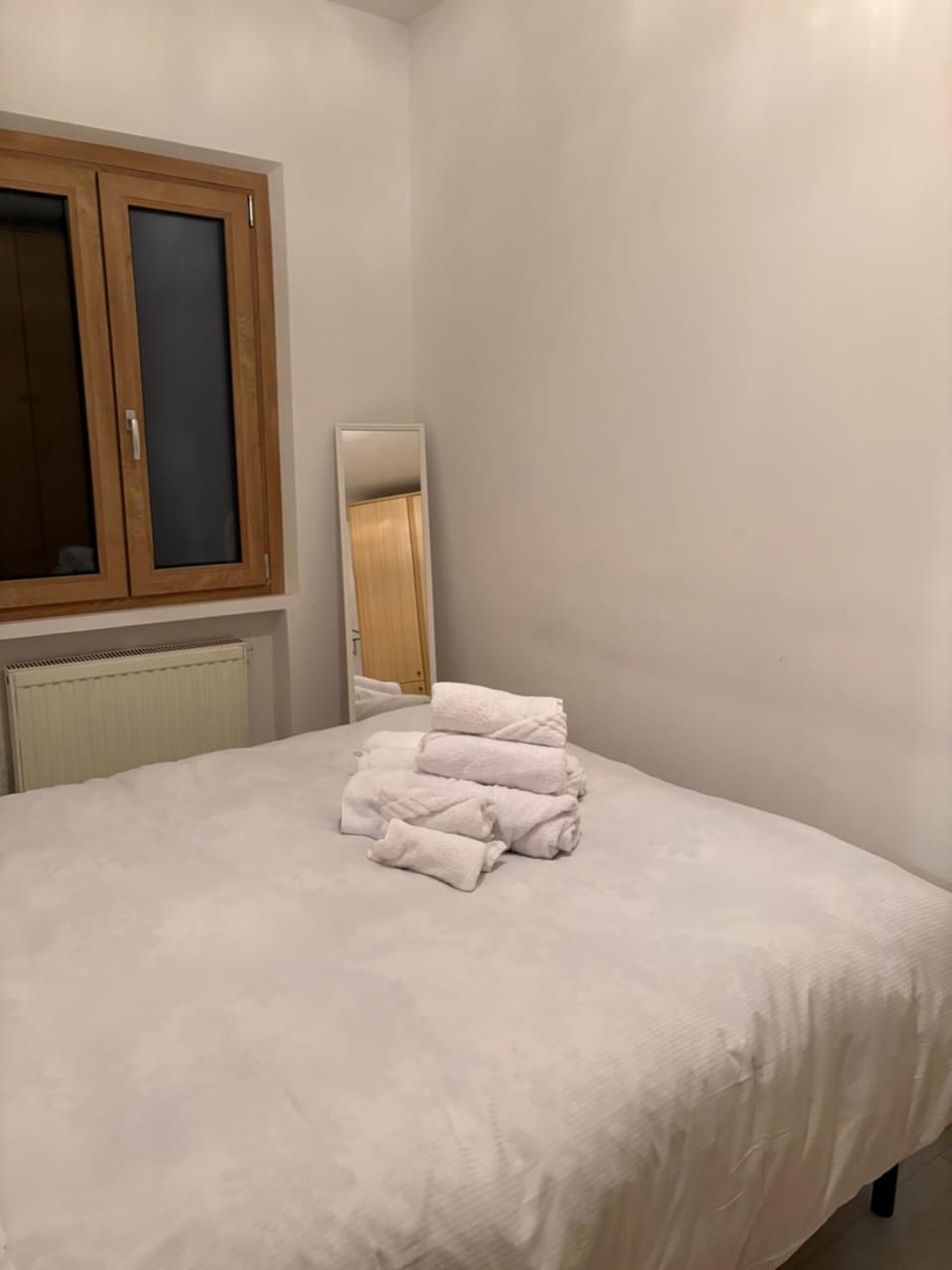 Bed, towels