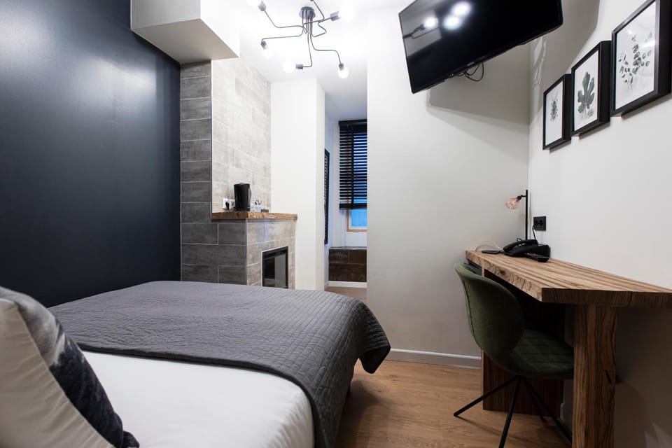 Bed, TV and multimedia, Coffee/tea facilities, Photo of the whole room, Decorative detail