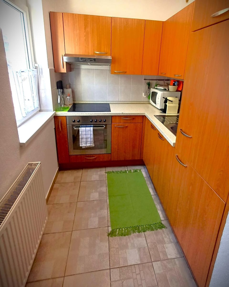 Coffee/tea facilities, Kitchen or kitchenette, microwave, oven, stove, toaster, kitchen