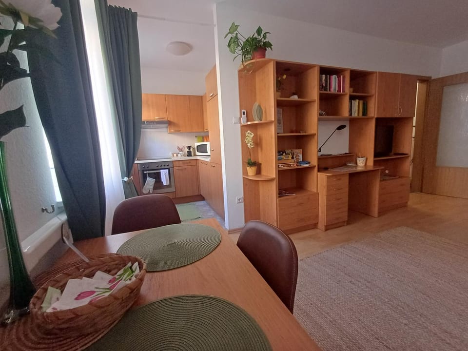 TV and multimedia, Coffee/tea facilities, Photo of the whole room, Dining area, internet, microwave, kitchen