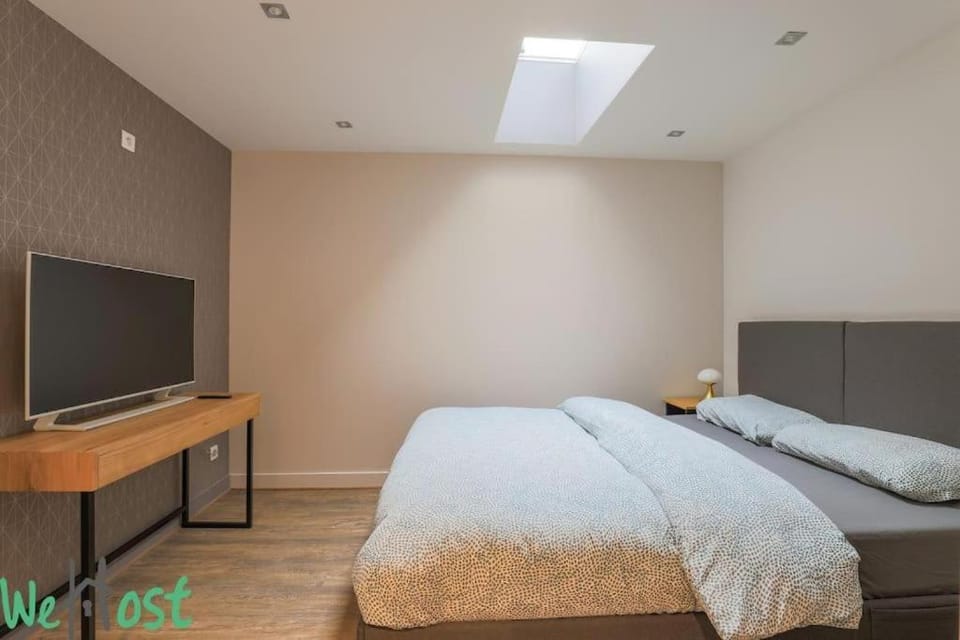 Bed, TV and multimedia, Bedroom