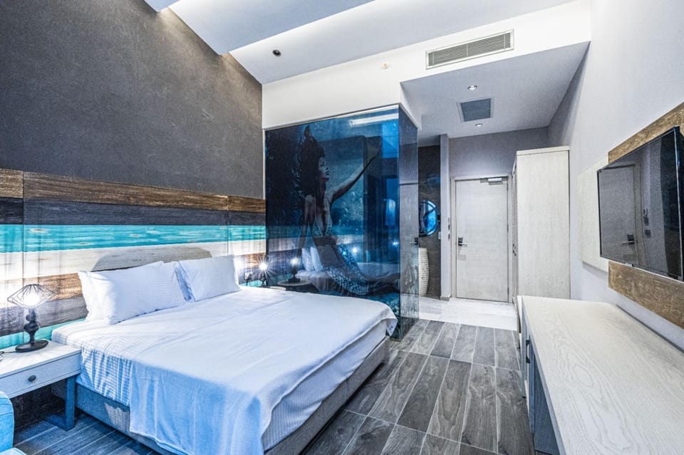 Bed, Bathroom, TV and multimedia, Photo of the whole room