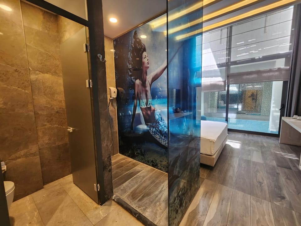 Communal lounge/ TV room, Bed, Bathroom