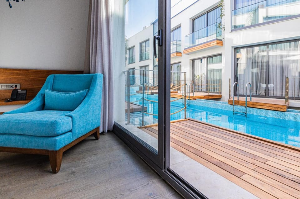 Seating area, Pool view