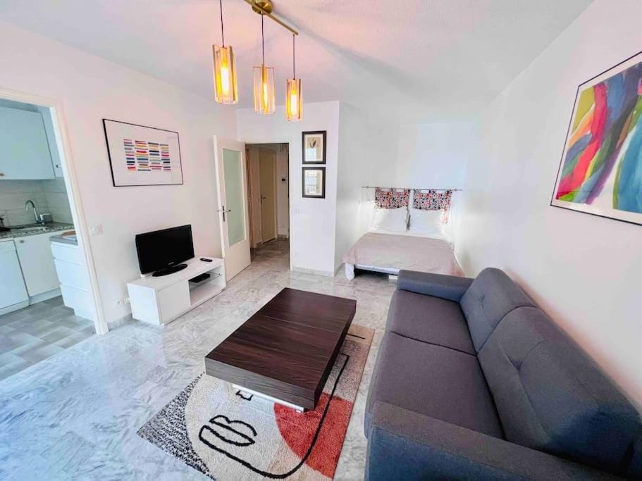L'Eden : Apt 4 Prs, clim, parking,300 m des plages Apartment in Antibes