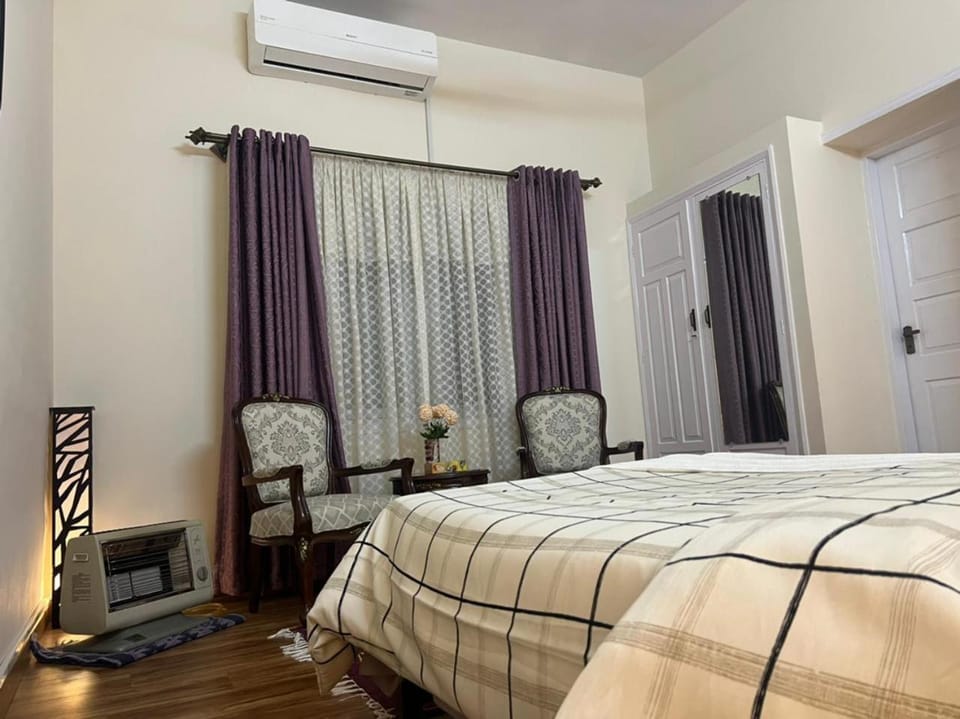 Seating area, internet, air conditioner