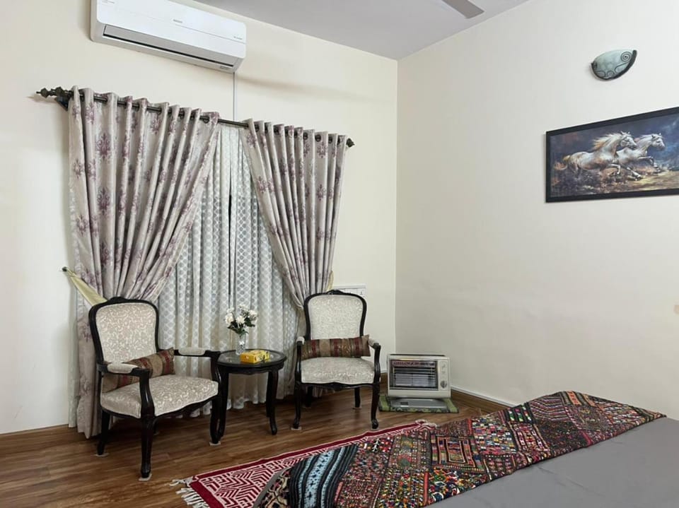 Bed, Photo of the whole room, Seating area, Bedroom, air conditioner