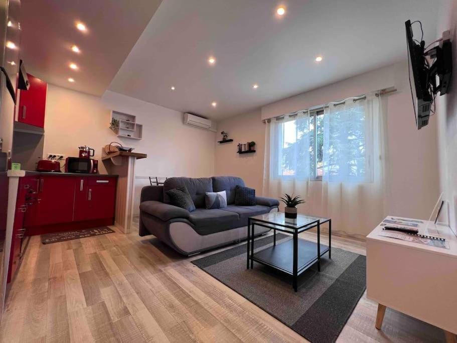 Le Red Light : Apt 4 Prs, Clim, 300m des plages Apartment in Antibes