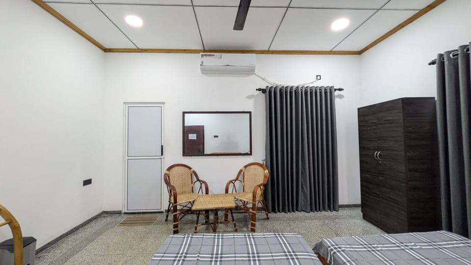 Photo of the whole room, Bedroom, wardrobe, air conditioner