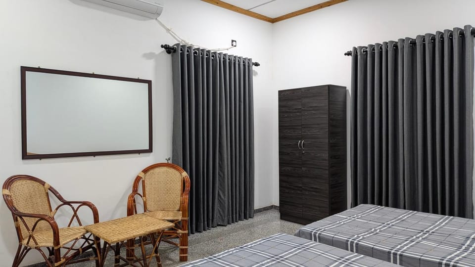 Photo of the whole room, Bedroom, wardrobe
