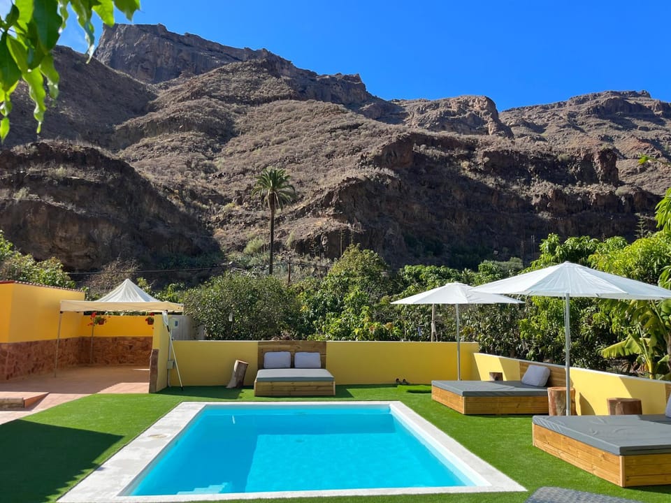 Mountain view, Pool view, Swimming pool, sunbed