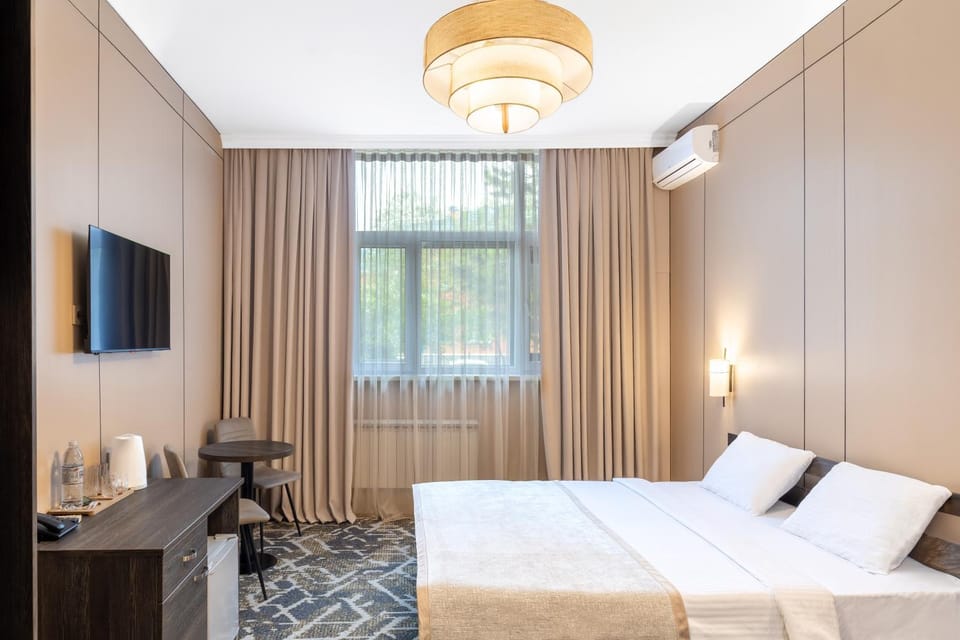 Bed, TV and multimedia, Photo of the whole room, Bedroom