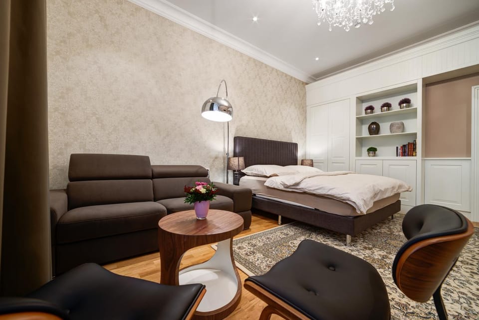 Bed, Photo of the whole room, Seating area, Bedroom