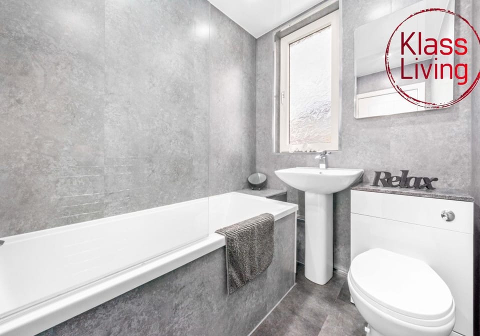 Shower, Toilet, Bathroom, Decorative detail, Guests, group of guests, Family