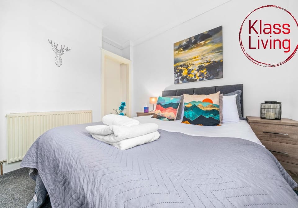 Bed, Decorative detail, Bedroom, Guests, group of guests, cot, Family