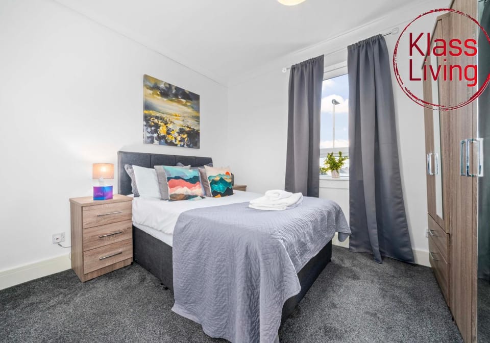 Bed, Decorative detail, Bedroom, Guests, group of guests, cot, Family