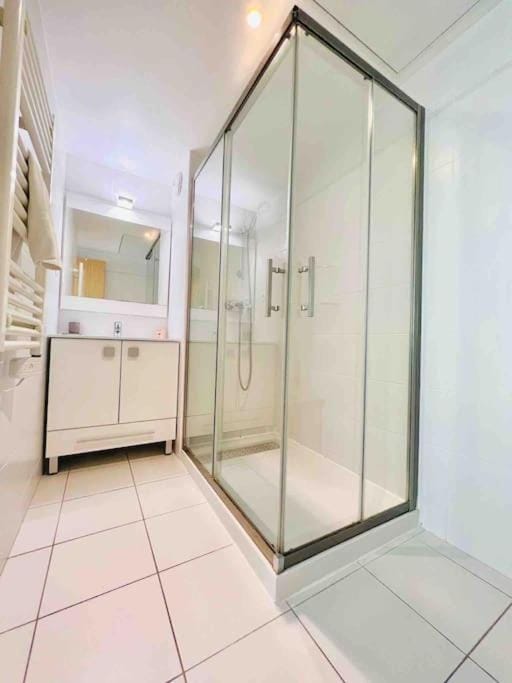 Le White Pearl : Apt 4 Prs, Parking, Clim Apartment in Antibes