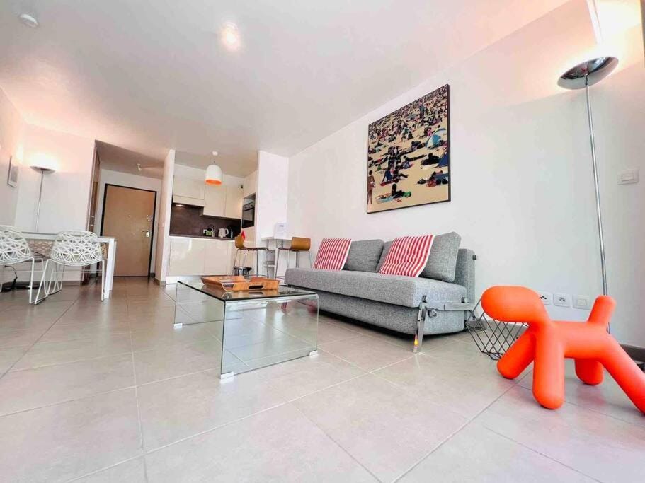 Le White Pearl : Apt 4 Prs, Parking, Clim Apartment in Antibes