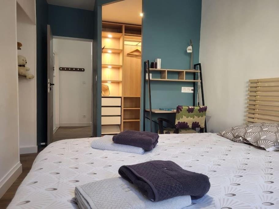 Bed, Bedroom, storage, towels