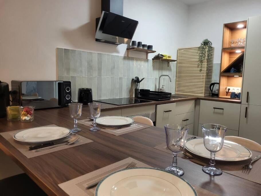 Kitchen or kitchenette, Dining area, minibar